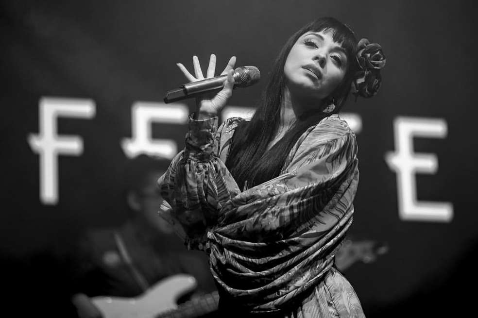 En el Festival Cordillera la vimos lanzarse a la masa para celebrar esa oda a la cumbia, el bolero, el indie rock y el pop que hace cada una de sus canciones.