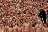 ¿Qué viene a hacer el fotógrafo de las multitudes desnudas a Bogotá?