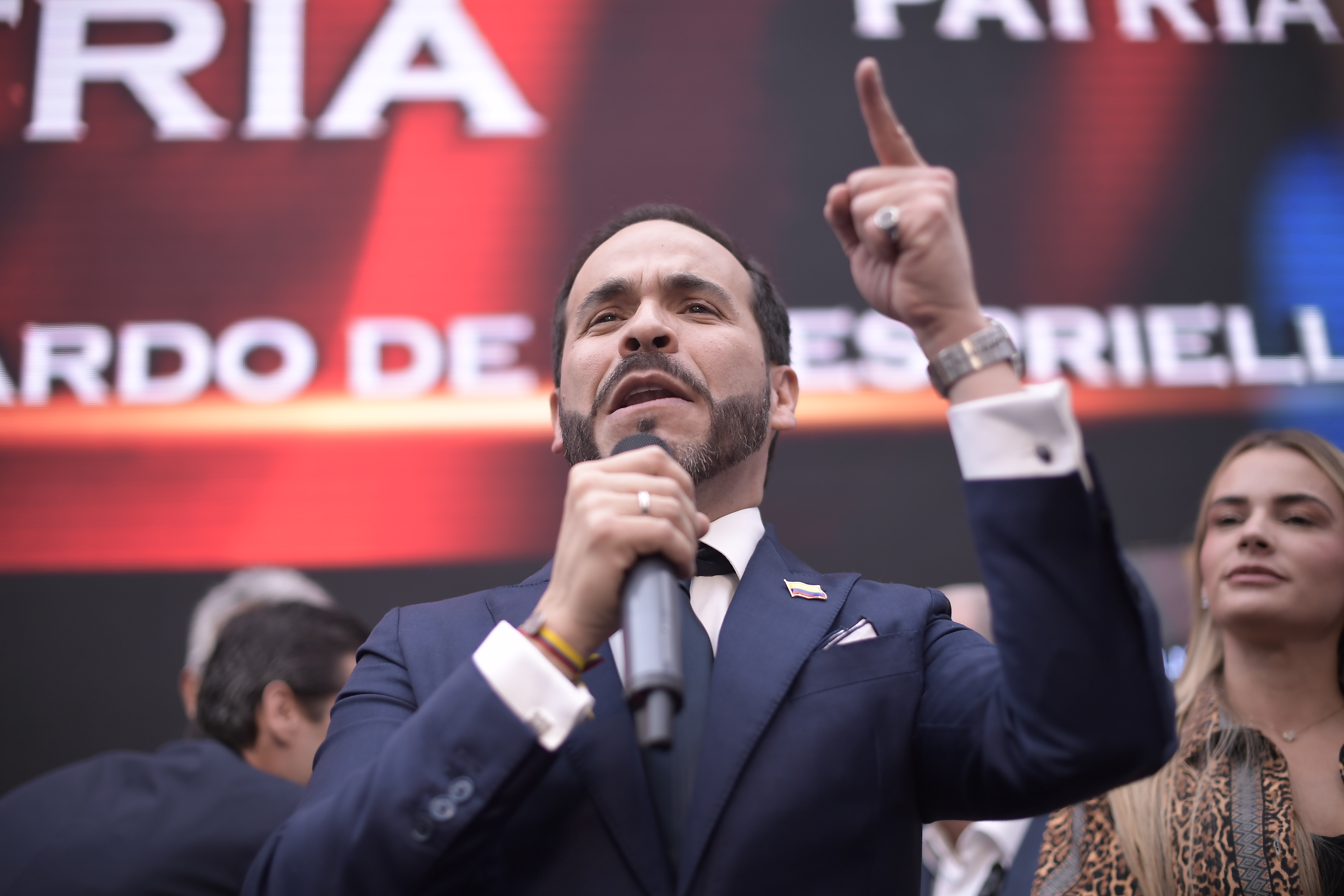 Abogado y precandidato presidencial por su movimiento "Defensores de la Patria", hace entrega de 4,8 millones de firmas en la Registraduría.