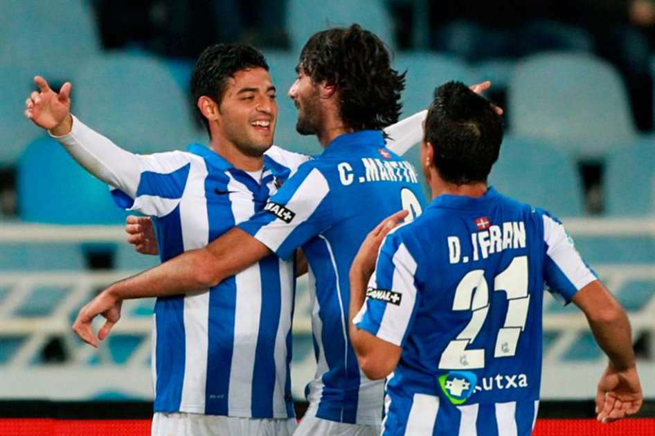 jugadores de la Real Sociedad, Vela (i), Martinez (c) y Diego Ifrán, celebran el primer gol de la Real sociedad. / EFE