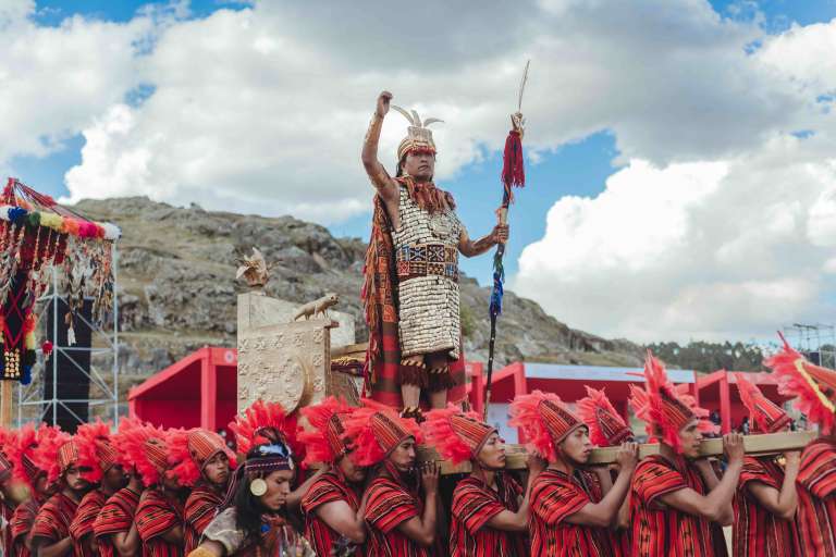 El Inti Raymi es mucho más que una fiesta. Es una vivencia profunda que conecta con el legado incaico, llena de emoción, identidad y espiritualidad. Una experiencia única que todo viajero debería vivir al menos una vez en la vida.