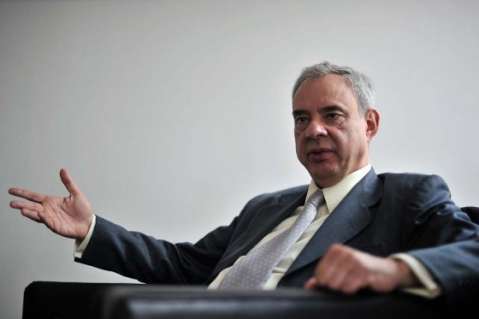 Citan a interrogatorio a exmagistrado Rodrigo Escobar Gil por escándalo en la Corte