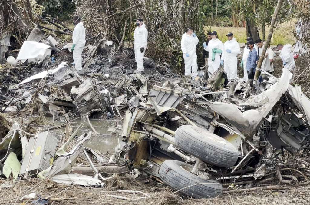 AME7120. PUERTO LEGUÍZAMO (COLOMBIA), 24/03/2026.- Captura de video de Putumayo Al Revés que muestra a integrantes del Cuerpo Técnico de Investigación (CTI) de Colombia inspeccionando este martes, el área donde ocurrió el accidente de una aeronave de la Fuerza Aeroespacial Colombiana, en Puerto Leguízamo (Colombia). El accidente de un avión Hércules C-130 de la FAC ocurrido el lunes en la localidad amazónica de Puerto Leguízamo, dejó 69 muertos y 57 heridos, según el balance hecho por el Comando de las Fuerzas Militares al dar por concluidas las tareas de búsqueda y rescate. EFE/ Putumayo Al Revés / MÁXIMA CALIDAD DISPONIBLE
