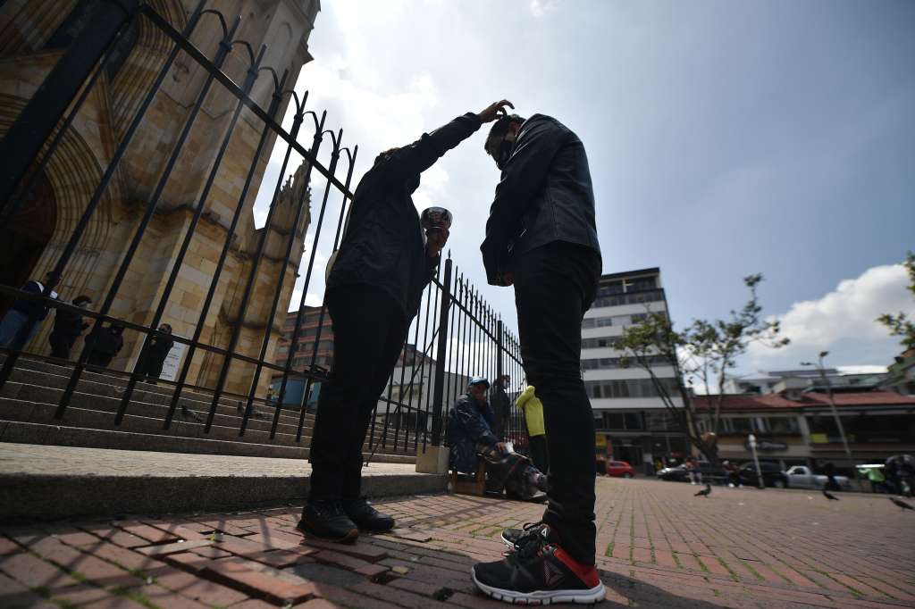 Aspectos del tradicional miércoles de ceniza para católicos en iglesias de Bogotá durante la pandemia del Coronavirus
