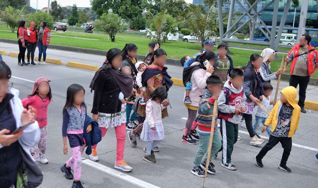 Instrumentalizar niñas y niños en protestas o manifestaciones está tipificado como un delito en el Código Penal colombiano.