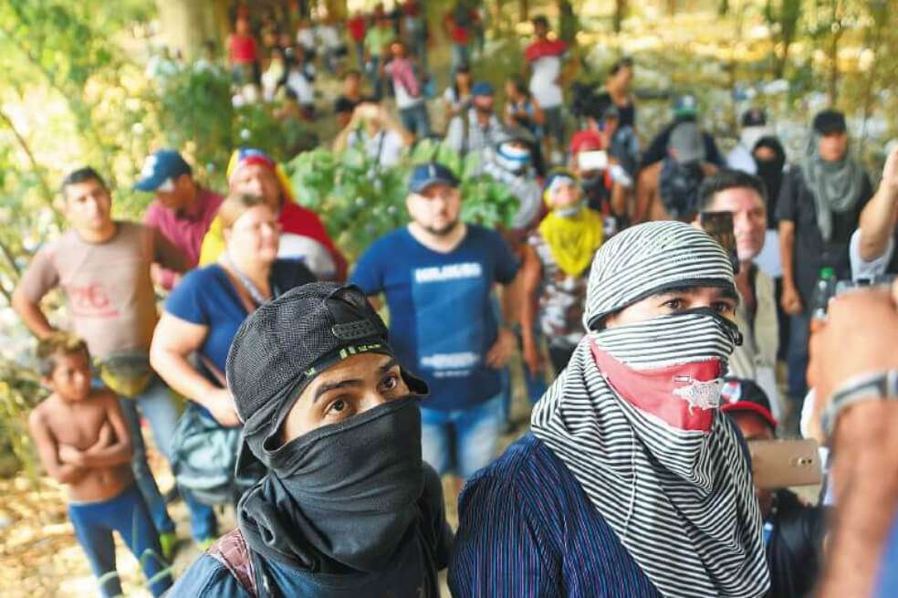 Manifestantes en la frontera colombo-venezolana rechazan una eventual intervención militar. / Cristian Garavito
