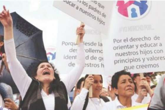 Cerca de 40 mil personas marcharon en siete ciudades del país para protestar en contra de la “educación impositiva de género”./ Cristian Garavito - El Espectador
