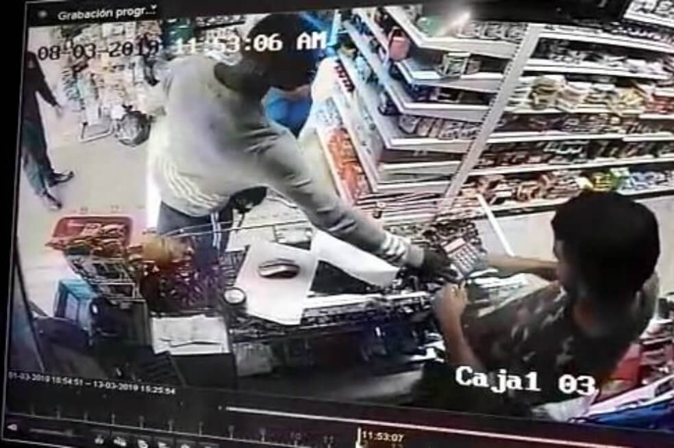 El joven afro al parecer cogió unos productos del supermercado y luego emprendió la huida. / Captura de video