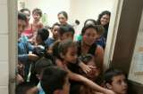 Gobierno de EE.UU. alerta de agresiones de "coyotes" a niños al cruzar la frontera