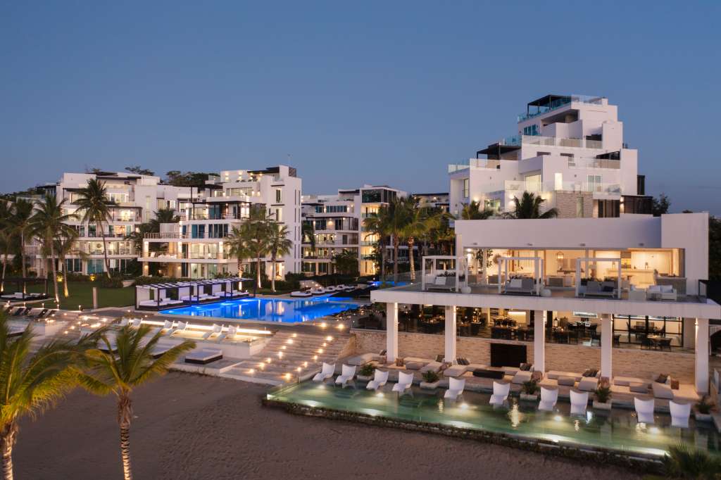 The Ocean Club, A Luxury Collection Resort cuenta con tres piscinas, incluida una de borde infinito de agua salada frente a la playa.