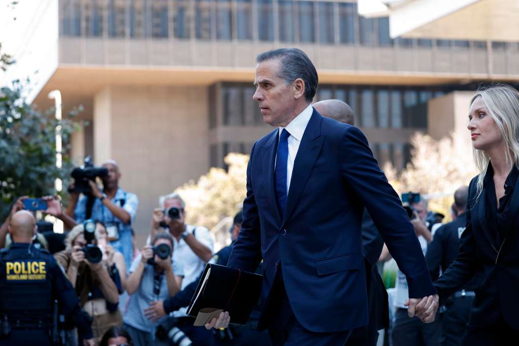 Los Angeles (United States), 05/09/2024.- Hunter Biden (C), and his wife Melissa Cohen Biden (R), leave the First Street US Courthouse in Los Angeles, California, USA, 05 September 2024. Hunter Biden pleaded guilty to nine charges of failing to file four years'Äô worth of taxes on time to avoid paying at least $1.4 million in taxes, while making millions of dollars from foreign business entities. EFE/EPA/CAROLINE BREHMAN