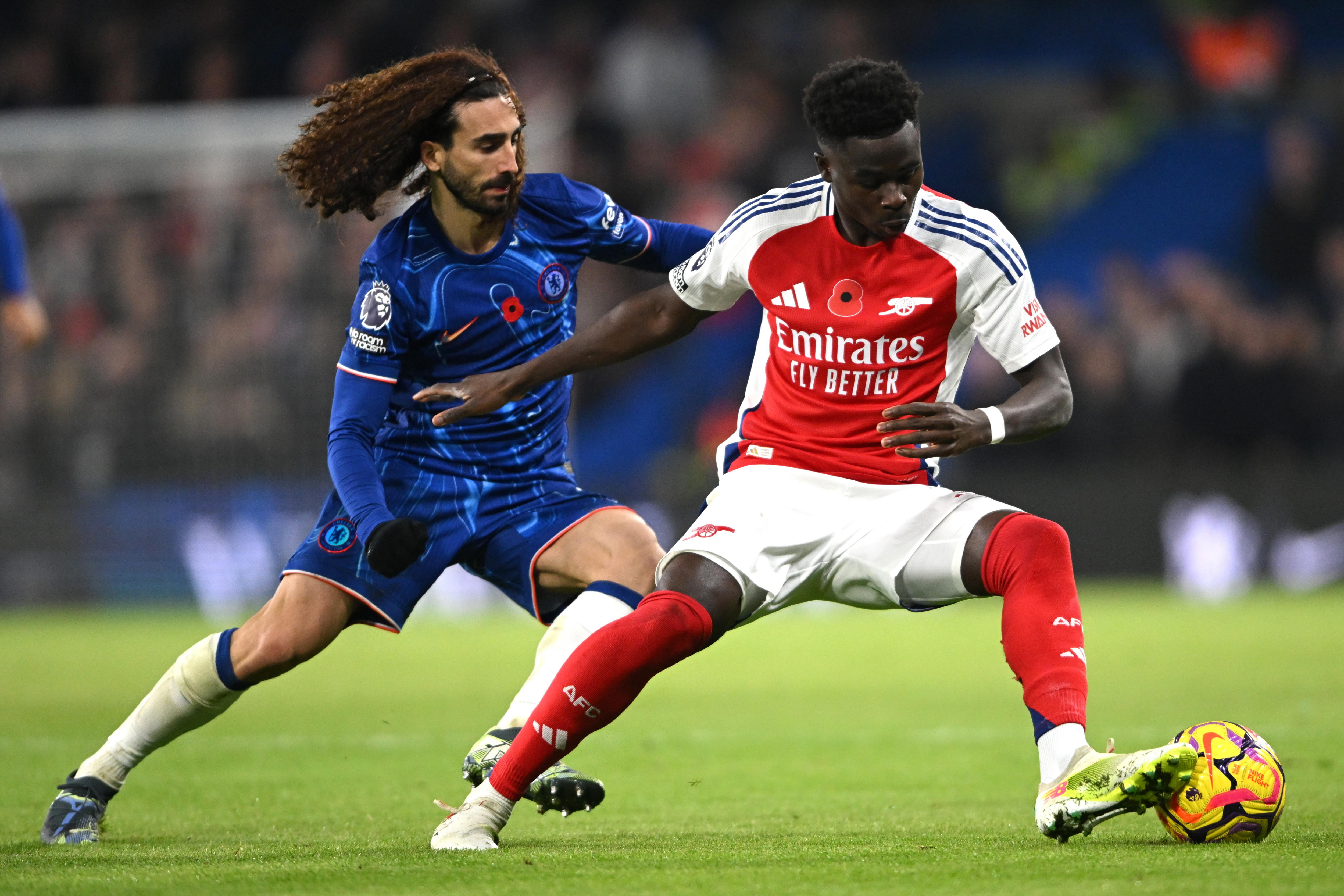 London (United Kingdom), 09/11/2024.- Chelsea's Marc Cucurella (L) and Arsenal's Bukayo Saka (R) in action during the English Premier League match between Chelsea FC and Arsenal FC, in London, Britain, 10 November 2024. (Reino Unido, Londres) EFE/EPA/DANIEL HAMBURY EDITORIAL USE ONLY. No use with unauthorized audio, video, data, fixture lists, club/player publications.