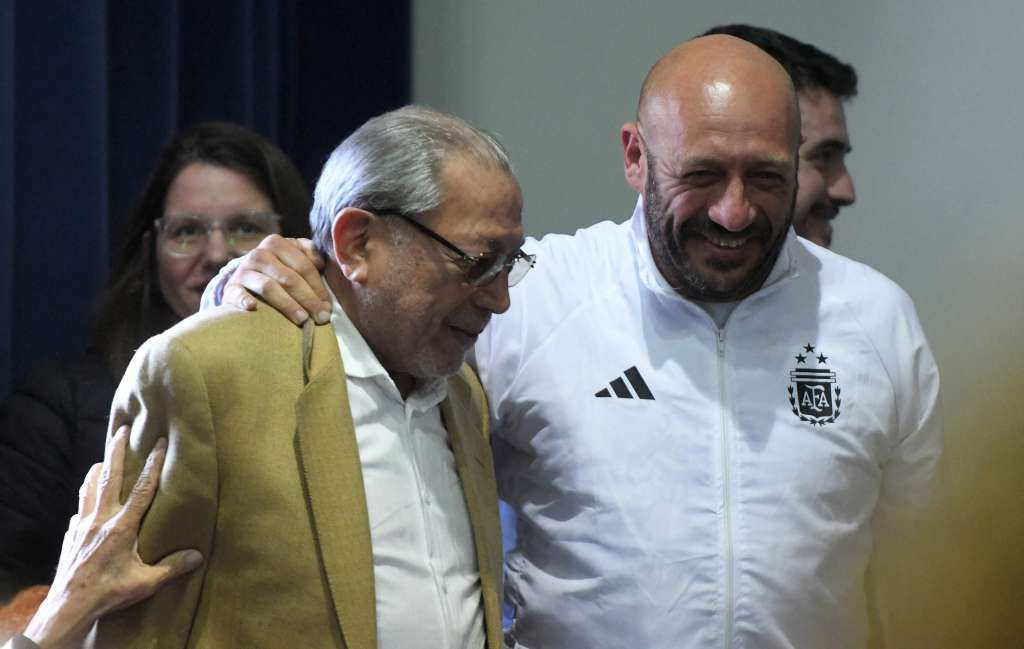 AME6246. BUENOS AIRES (ARGENTINA), 28/07/2023.- El hermano del "nieto recuperado 133", Miguel "Tano" Santucho (d), acompañado de su padre Julio Santucho, reaccionan hoy durante una rueda de prensa en Buenos Aires (Argentina). La organización Abuelas de Plaza de Mayo identificó al "nieto 133" robado por la dictadura argentina (1976-1983), según desveló este viernes el colectivo, que ampliará los detalles de "una nueva restitución" de identidad en una rueda de prensa. EFE/Enrique Garcia Medina