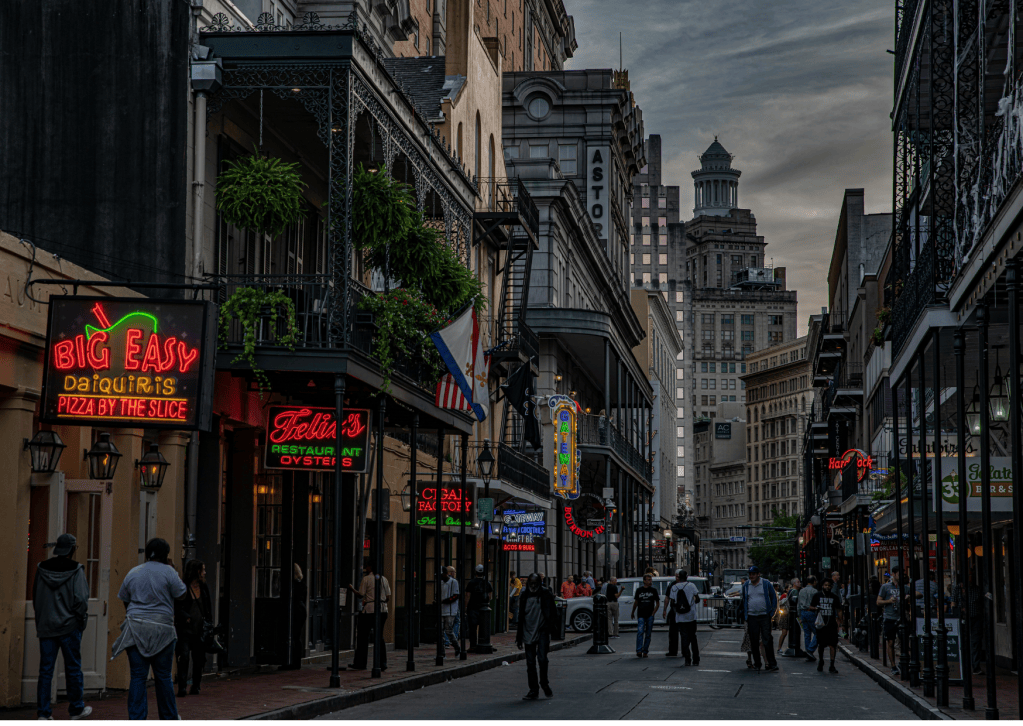 Imagen de referencia de la ciudad de Nueva Orleans: una ciudad ubicada en el sureste de los Estados Unidos en el estado de Luisiana. Es conocida por su historia multicultural, su escena musical, su cocina y su arquitectura.