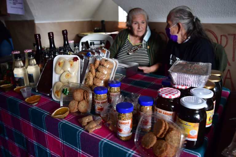 Si lo que busca es una alternativa variada y que le permita conocer distintos productos resultantes del Acuerdo de paz y los creados por víctimas y comunidades campesinas, cinco iniciativas han reunido cervezas artesanales, marcas de café orgánico, dulces y artesanías en anchetas y combos navideños.