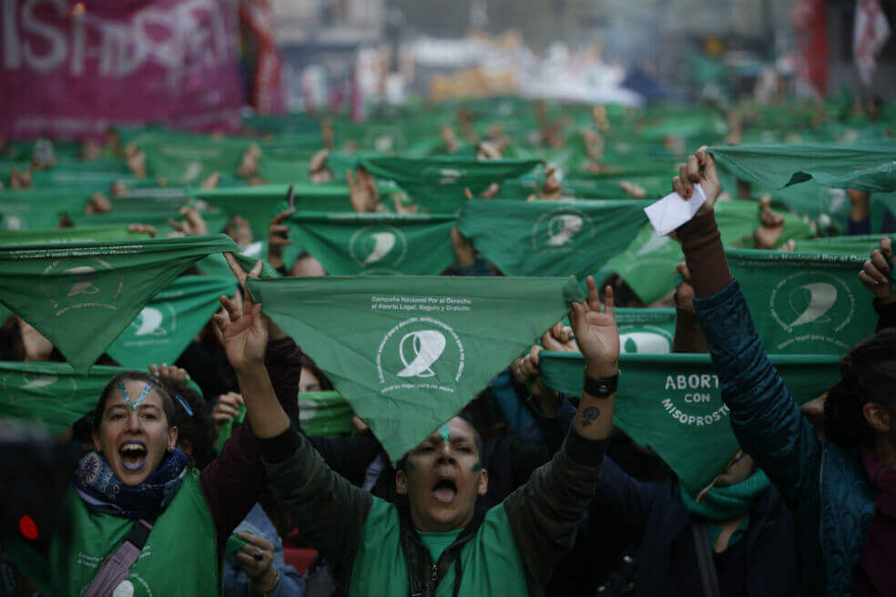 En los últimos dos años, el movimiento feminista en Argentina ha protagonizado numerosas manifestaciones en las calles para exigir que el Congreso apruebe el aborto libre. / AFP