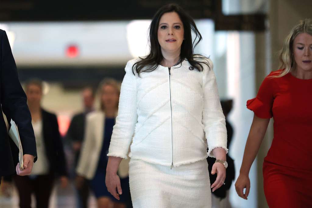 La representante Elisa Stefanik luego de la reunión en la que fue elegida como líder republicana en la Cámara.