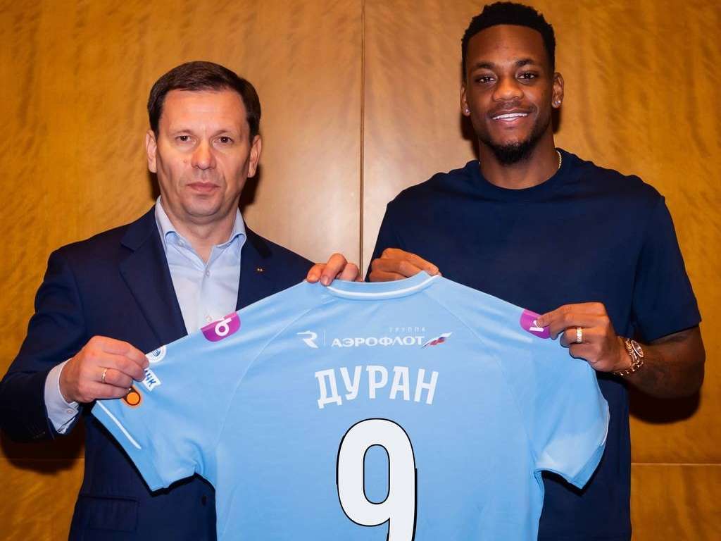 Jhon Jader Durán posando con la camiseta del Zenit de Rusia con la que portará el dorsal número 9.