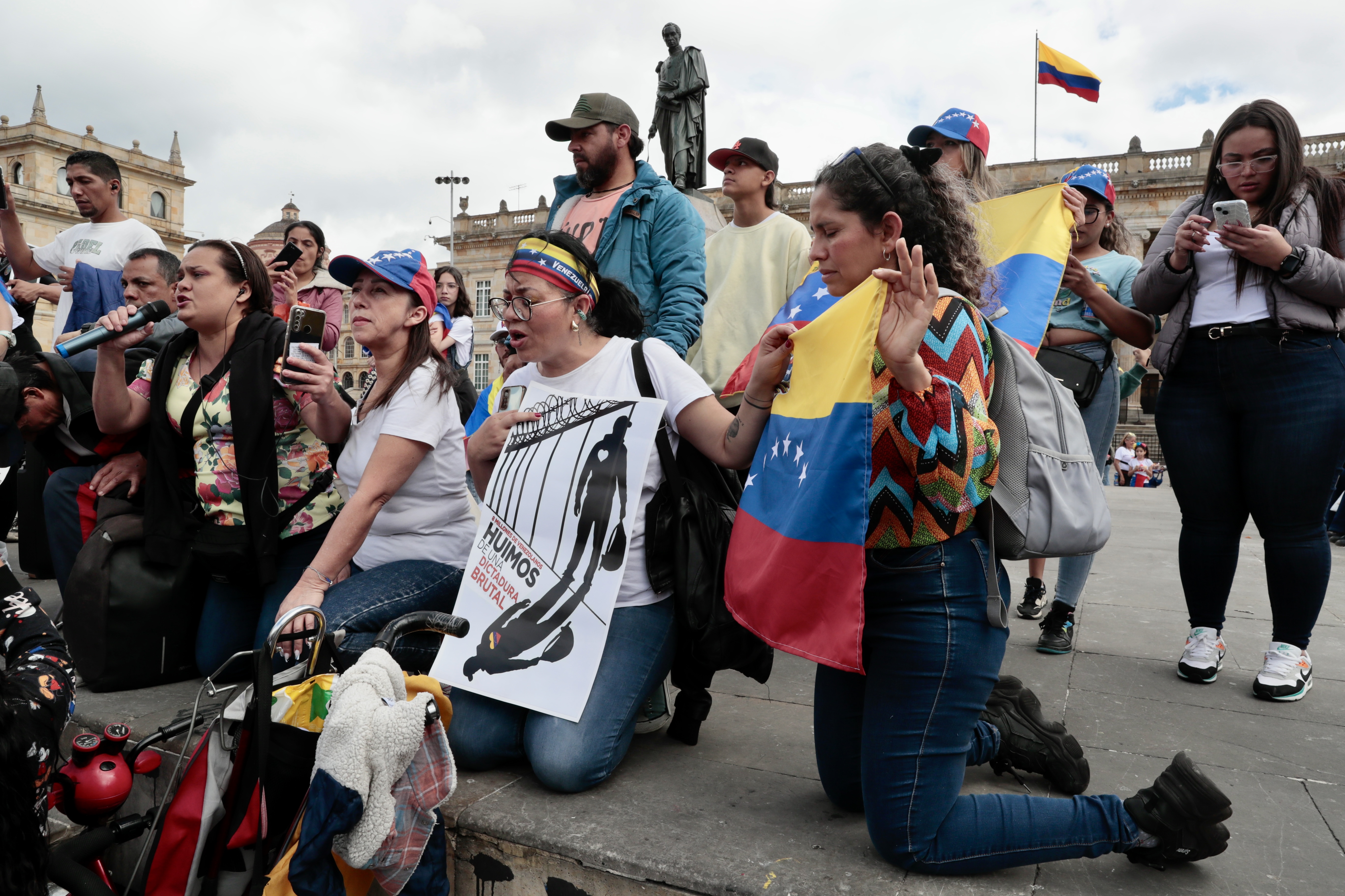 AME7761. BOGOTÁ (COLOMBIA), 03/08/2024.- Venezolanos participan de una manifestación en rechazo a los resultados del Consejo Nacional Electoral (CNE), en las elecciones presidenciales del domingo que dieron como ganador a el presidente de Venezuela Nicolás Maduro, este sábado en la Plaza de Bolívar en Bogotá (Colombia). EFE/ Carlos Ortega