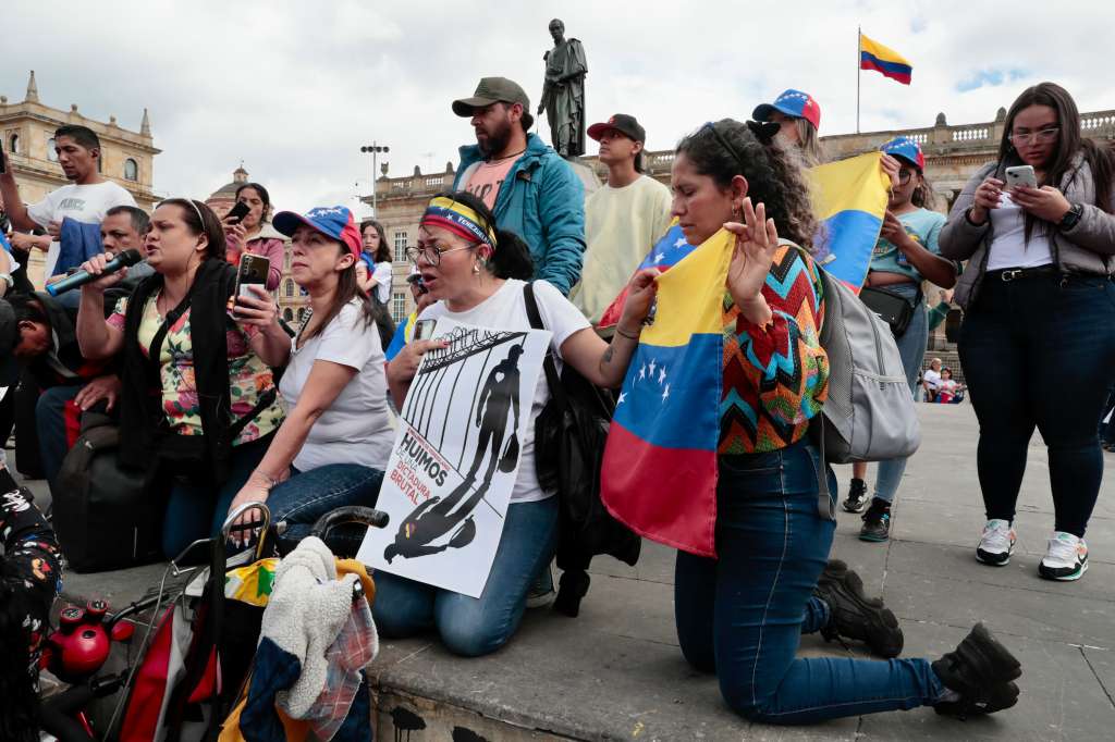 AME7761. BOGOTÁ (COLOMBIA), 03/08/2024.- Venezolanos participan de una manifestación en rechazo a los resultados del Consejo Nacional Electoral (CNE), en las elecciones presidenciales del domingo que dieron como ganador a el presidente de Venezuela Nicolás Maduro, este sábado en la Plaza de Bolívar en Bogotá (Colombia). EFE/ Carlos Ortega