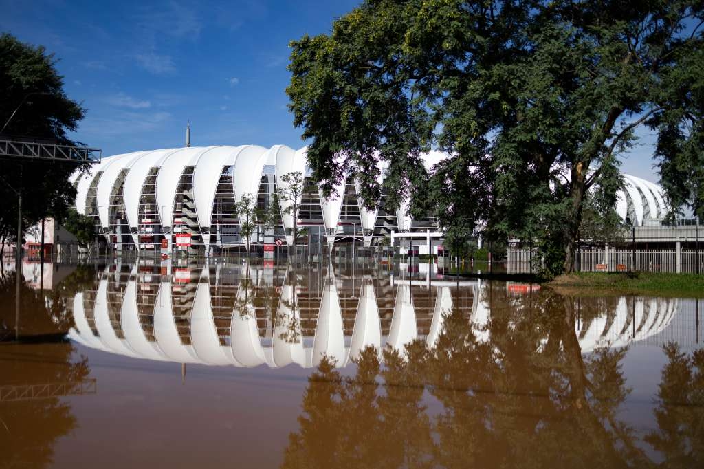 AME4197. PORTO ALEGRE (BRASIL), 07/05/2024.- Fotografía que muestra las inundaciones en el estadio de fútbol Beira-Rio y sus alrededores, ubicado a orillas del lago Guaíba en la ciudad de Porto Alegre (Brasil). El presidente brasileño, Luiz Inácio Lula da Silva, alertó este martes que "la tragedia climática" en la región sur del país "aún no ha acabado", tras registrar al menos 90 muertos, 132 desaparecidos y cuantiosos daños materiales. EFE/ Isaac Fontana