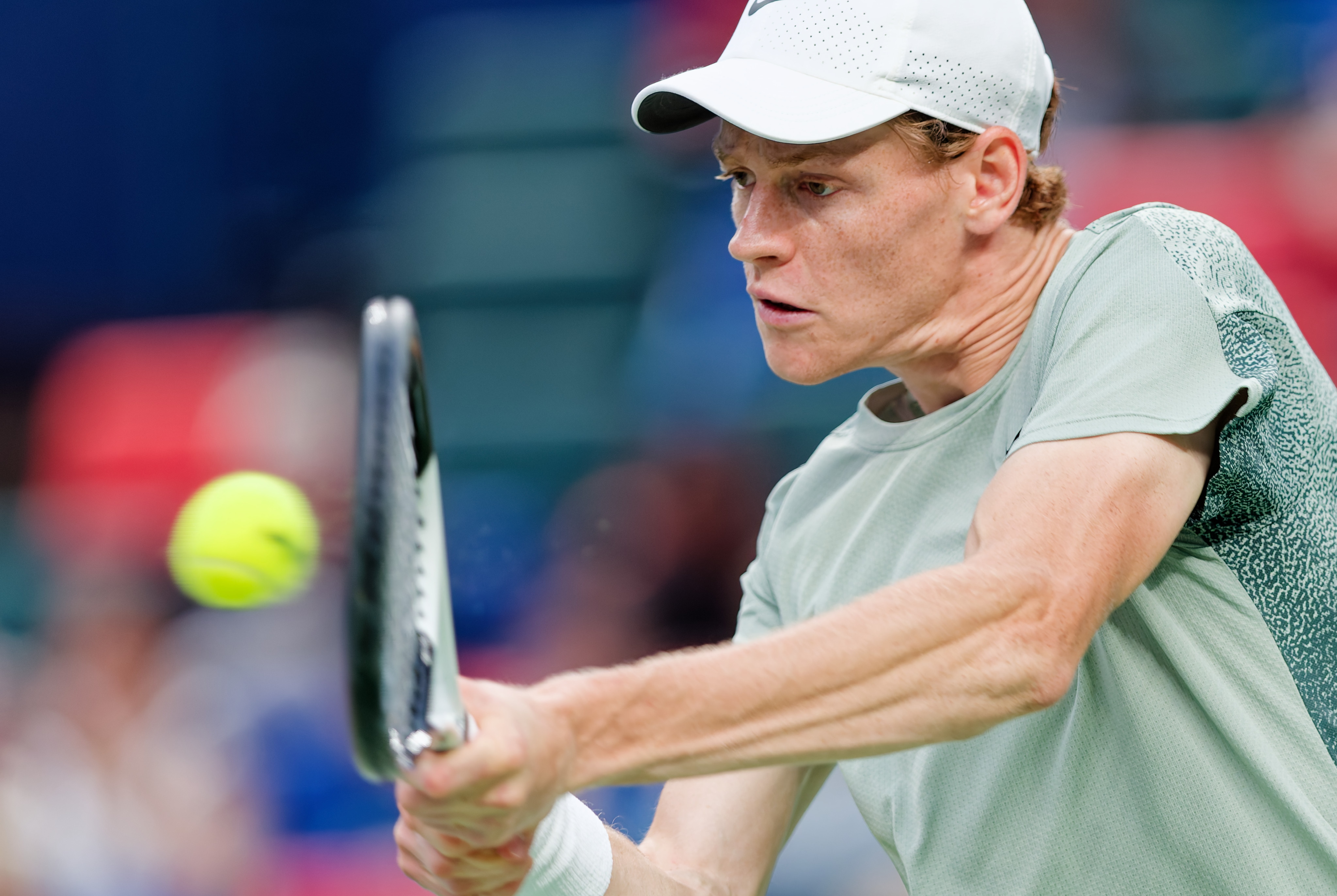 -FOTODELDÍA- Shanghai (China), 12/10/2024.- El italiano Jannik Sinner, en acción durante su partido de semifinales ante el checo Tomas Machac en el Masters de Tenis de Shanghai. EFE/ALEX PLAVEVSKI