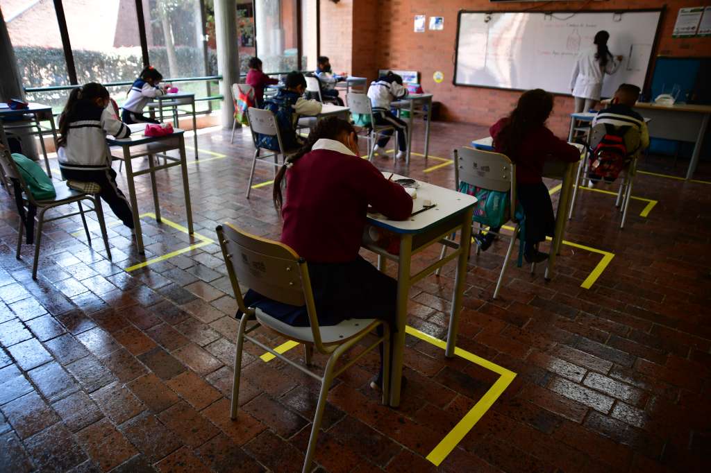 Estudiantes regresan a clases presenciales en los colegios públicos de Bogotá, durante la pandemia por Covid-19.