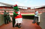 Mesut Ozil ofreció pagar el salario de Gunnersaurus, mascota del Arsenal