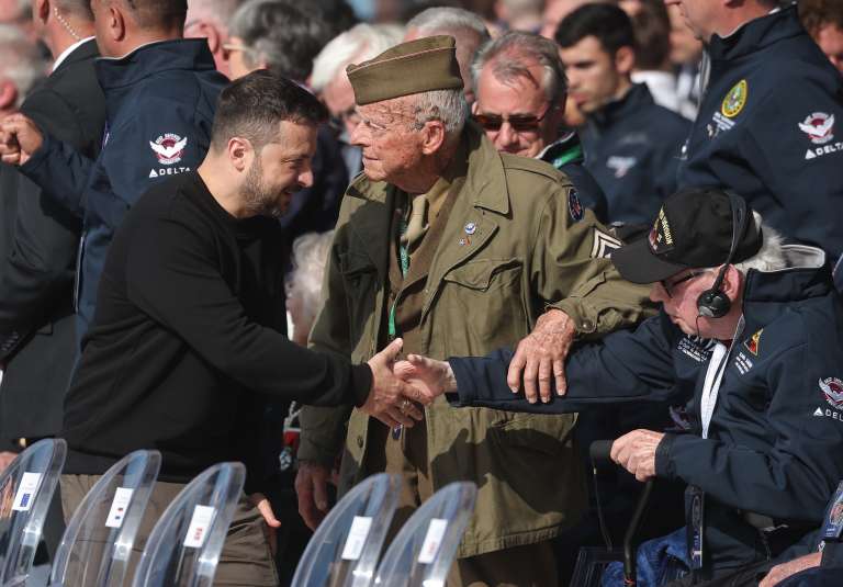Saint-laurent-sur-mer (France), 06/06/2024.- Ukrainian President Volodymyr Zelensky (L) greets US veterans during the commemorative ceremony with dozens of heads of States and more than 200 veterans for the 80th anniversary of D-Day landings in Normandy at Omaha Beach, Saint-Laurent-sur-Mer, France, 06 June 2024. More than 160.000 Western allied troops landed on beaches in Normandy on 6 June 1944 launching the liberation of Western Europe from Nazi occupation during World War II. (Francia) EFE/EPA/CHRISTOPHE PETIT TESSON