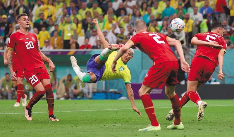 Brasil ratificó su favoritismo en Catar 2022 y con dos goles de Richarlison, uno de ellos de fantasía, le ganó 2-0 a Serbia. Neymar sufrió una lesión en su tobillo derecho y se espera su evolución. / AFP