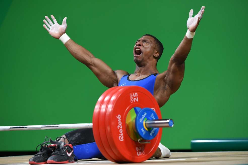 Óscar Figueroa alzó 142 kilos en arranque y 176 en envión, para un total de 318, lo que le alcanzó para el oro. / AFP