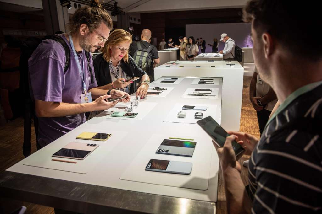 Paris (France), 10/07/2024.- Guests take pictures of the new products during the Samsung Galaxy 2024 Unpacked event to unveil the next generation of Artificial Intelligent (AI) powered Galaxy phones and devices at the Carrousel du Louvre venue in Paris, France, 10 July 2024. (Francia) EFE/EPA/CHRISTOPHE PETIT TESSON
