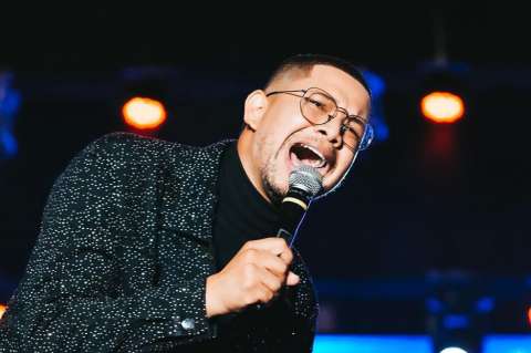 Cantante de música cristiana murió en pleno show. Antes había tenido síntomas
