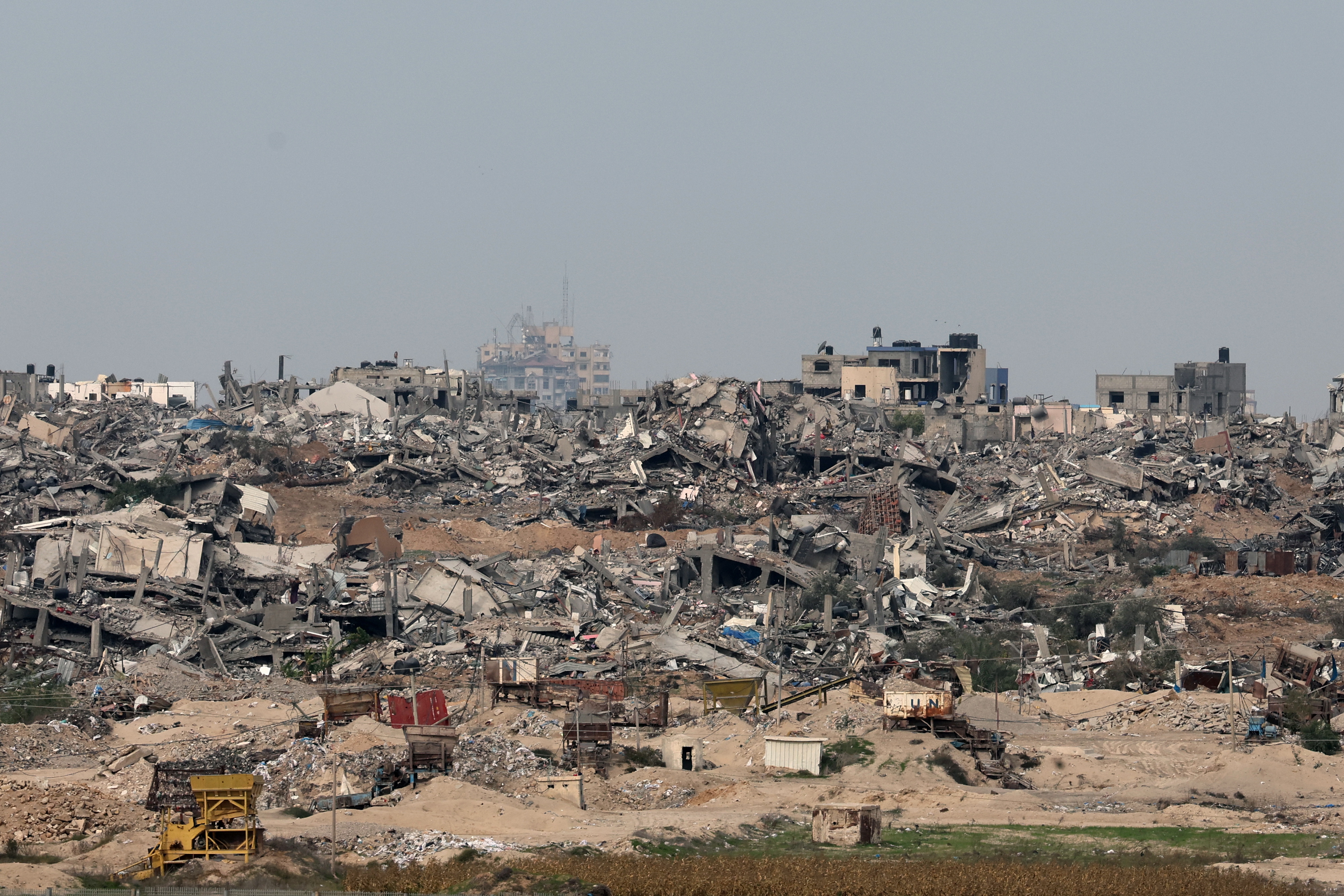 Gaza Border (Israel), 21/12/2023.- A view of damaged buildings in Shujayya neighborhood in the Gaza Strip, as seen from southern Israel, 21 December 2023. More than 19,600 Palestinians and at least 1,200 Israelis have been killed, according to the Palestinian Health Ministry and the Israel Defense Forces (IDF), since Hamas militants launched an attack against Israel from the Gaza Strip on 07 October, and the Israeli operations in Gaza and the West Bank which followed it. EFE/EPA/ABIR SULTAN
