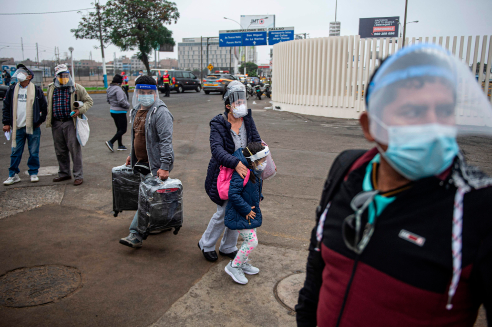 Por ahora, los vuelos internacionales siguen suspendidos en Perú, porque las fronteras permanecen cerradas desde el 16 de marzo. El gobierno evalúa autorizar los vuelos internacionales en agosto.