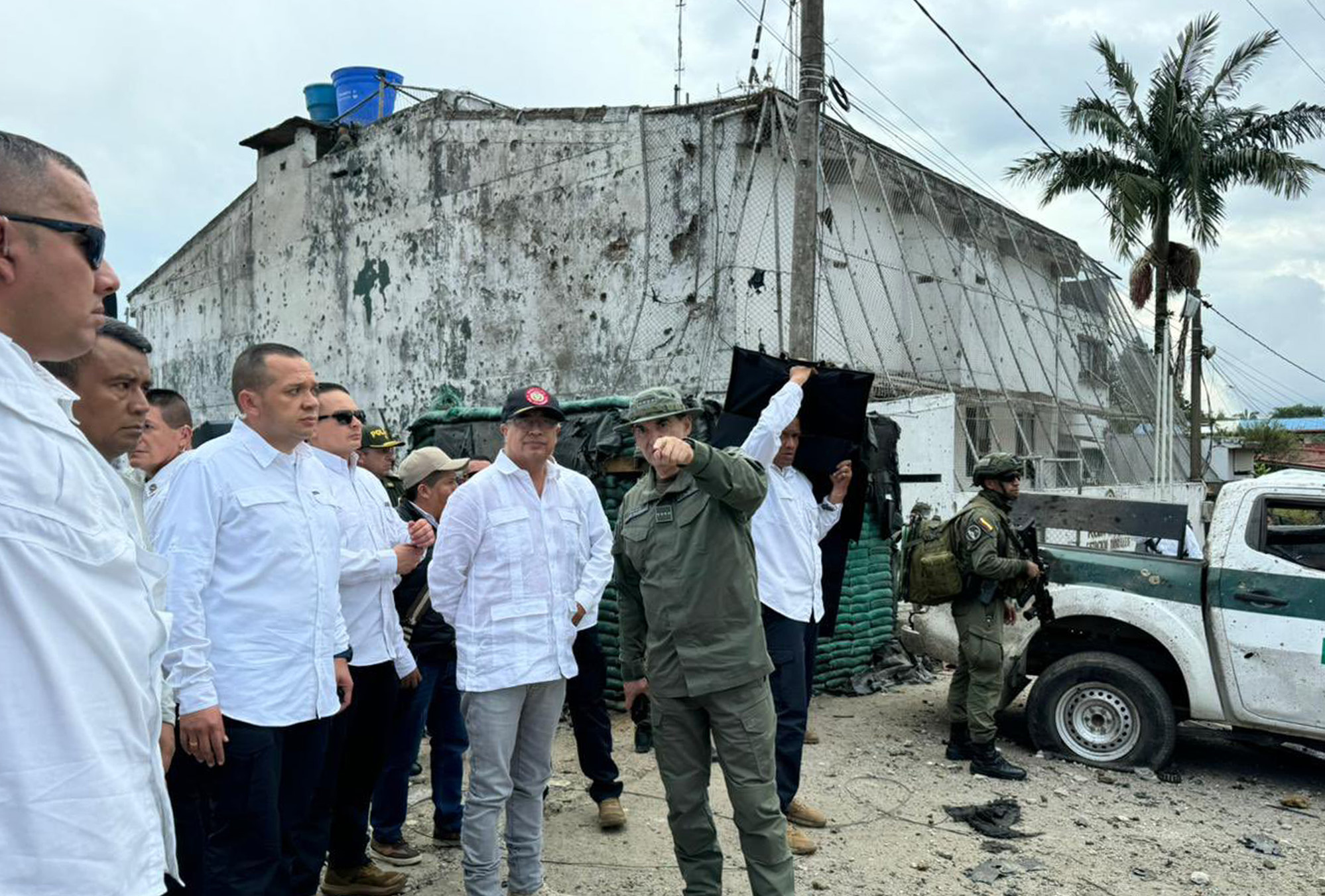 AME8352. MORALES (COLOMBIA), 23/05/2024.- Fotografía cedida por la presidencia de Colombia que muestra al mandatario Gustavo Petro (c) y el director de la policía William René Salamanca (d) observando los daños a la estación de policía que fue hostigada por disidentes de las FAR, este jueves en Morales (Colombia). Gustavo Petro, viajó este jueves al municipio de Morales, en el departamento del Cauca (suroeste), epicentro del incremento de la violencia y los enfrentamientos entre la fuerza pública y el Estado Mayor Central (EMC) que han dejado varios muertos esta última semana. EFE/ Presidencia De Colombia /SOLO USO EDITORIAL/SOLO DISPONIBLE PARA ILUSTRAR LA NOTICIA QUE ACOMPAÑA (CRÉDITO OBLIGATORIO)