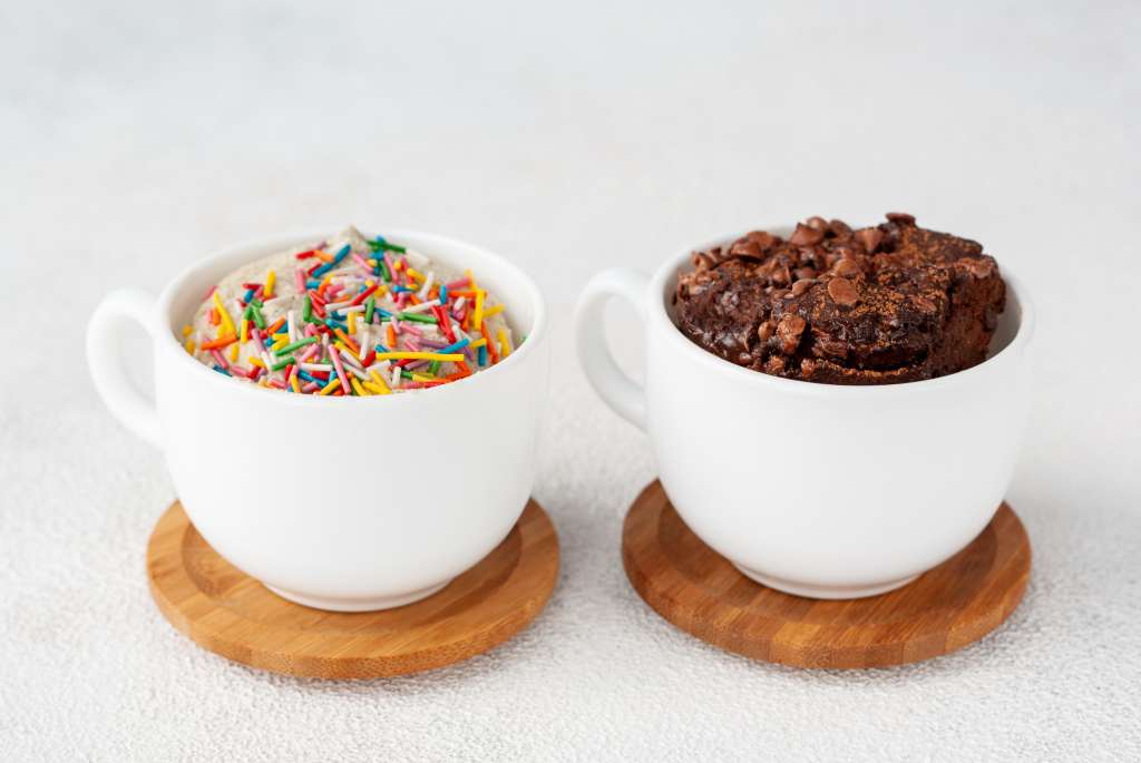 Pasteles de chocolate y vainilla en taza