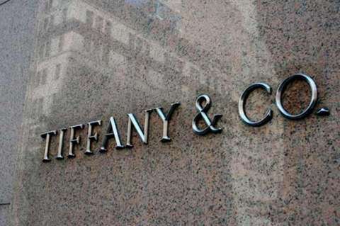 Gigante francés LVMH ofrece más de mil millones para adquirir la joyería Tiffany