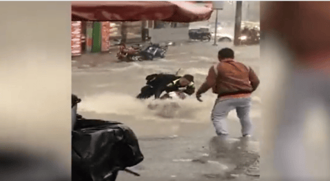 Video: en heroica acción, policía salvó a mujer arrastrada por un arroyo en Bogotá