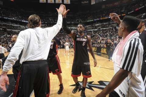 Miami Heat ganó en San Antonio y empató la final de la NBA