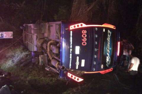 Al menos cinco muertos deja volcamiento de bus en Puerto Salgar, Cundinamarca