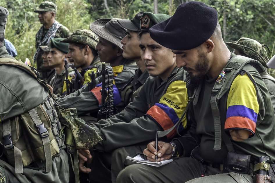 En los próximos días, jefes guerrilleros de las Farc viajarán a Colombia para hacer pedagogía de la paz al interior de las tropas y explicar cómo funcionarán las zonas de concentración acordadas en La Habana. / AFP
