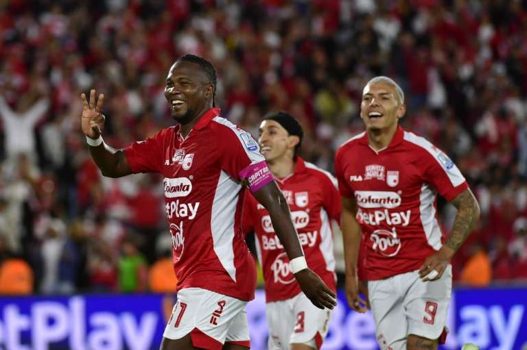 Hugo Rodallega celebrando su tercer gol personal y el cuarto de Independiente Santa Fe contra América de Cali en el duelo de vuelta por los cuartos de final de la Liga Betplay Dimayor 2026-I.