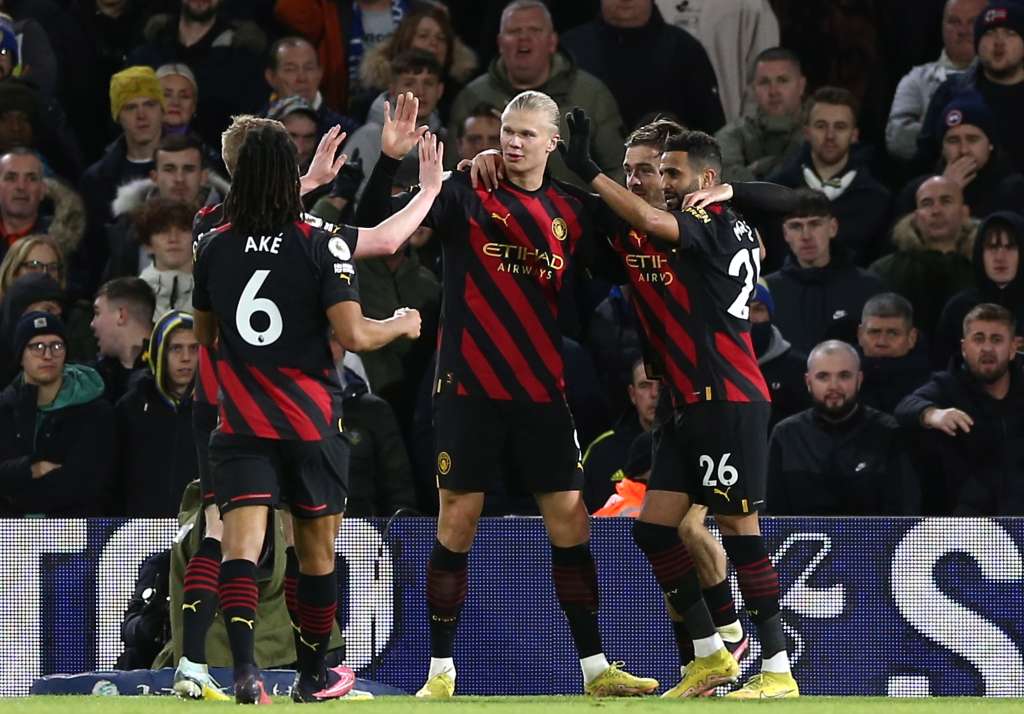 Leeds (United Kingdom), 28/12/2022.- Erling Haaland (C) of Manchester City celebrates with teammates after scoring the 3-0 lead during the English Premier League soccer match between Leeds United and Manchester City in Leeds, Britain, 28 December 2022. (Reino Unido) EFE/EPA/Adam Vaughan EDITORIAL USE ONLY. No use with unauthorized audio, video, data, fixture lists, club/league logos or 'live' services. Online in-match use limited to 120 images, no video emulation. No use in betting, games or single club/league/player publications
