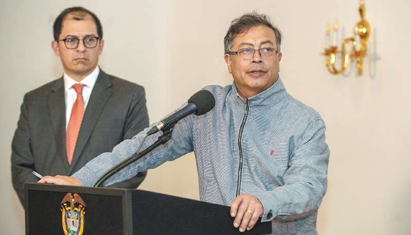 El presidente Gustavo Petro junto al fiscal general, Francisco Barbosa, en una reunión este año.