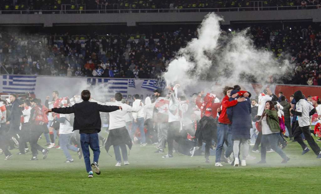 Tbilisi (Georgia), 26/03/2024.- Georgia players and fans celebrate during the UEFA EURO 2024 play-off between Georgia and Greece in Tbilisi, Georgia, 26 March 2024. (Grecia) EFE/EPA/DAVID MDZINARISHVILI