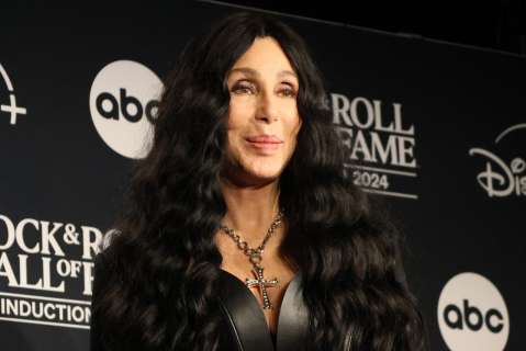 Cher pide custodia de su hijo de 49 años tras arrestos y su hospitalización psiquiátrica