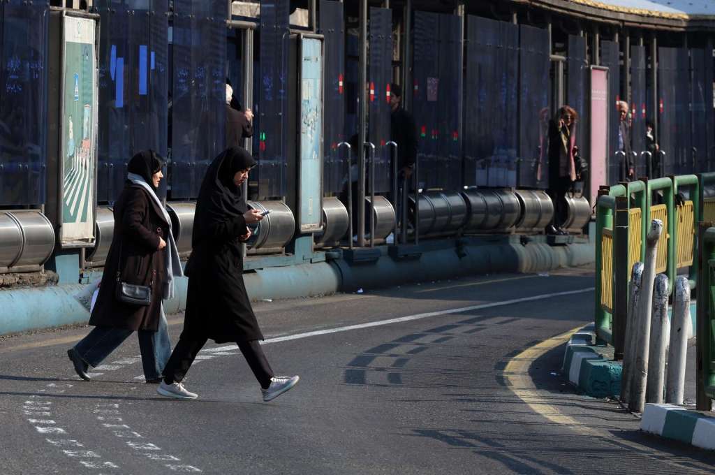 TEHRAN (IRAN(Islamic Republic Of)), 27/01/2026.- An Iranian woman checks her phone on a street in Tehran, Iran, 27 January 2026. Iran is experiencing a nationwide internet blackout that began on 08 January 2026 amid an intensifying wave of anti-government protests. (Protestas, Teherán) EFE/EPA/ABEDIN TAHERKENAREH