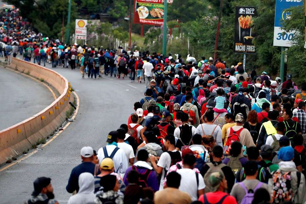 La caravana de migrantes hondureños sigue su paso desde la ciudad de Chiquimula rumbo al departamento de Zacapa (Guatemala). / EFE