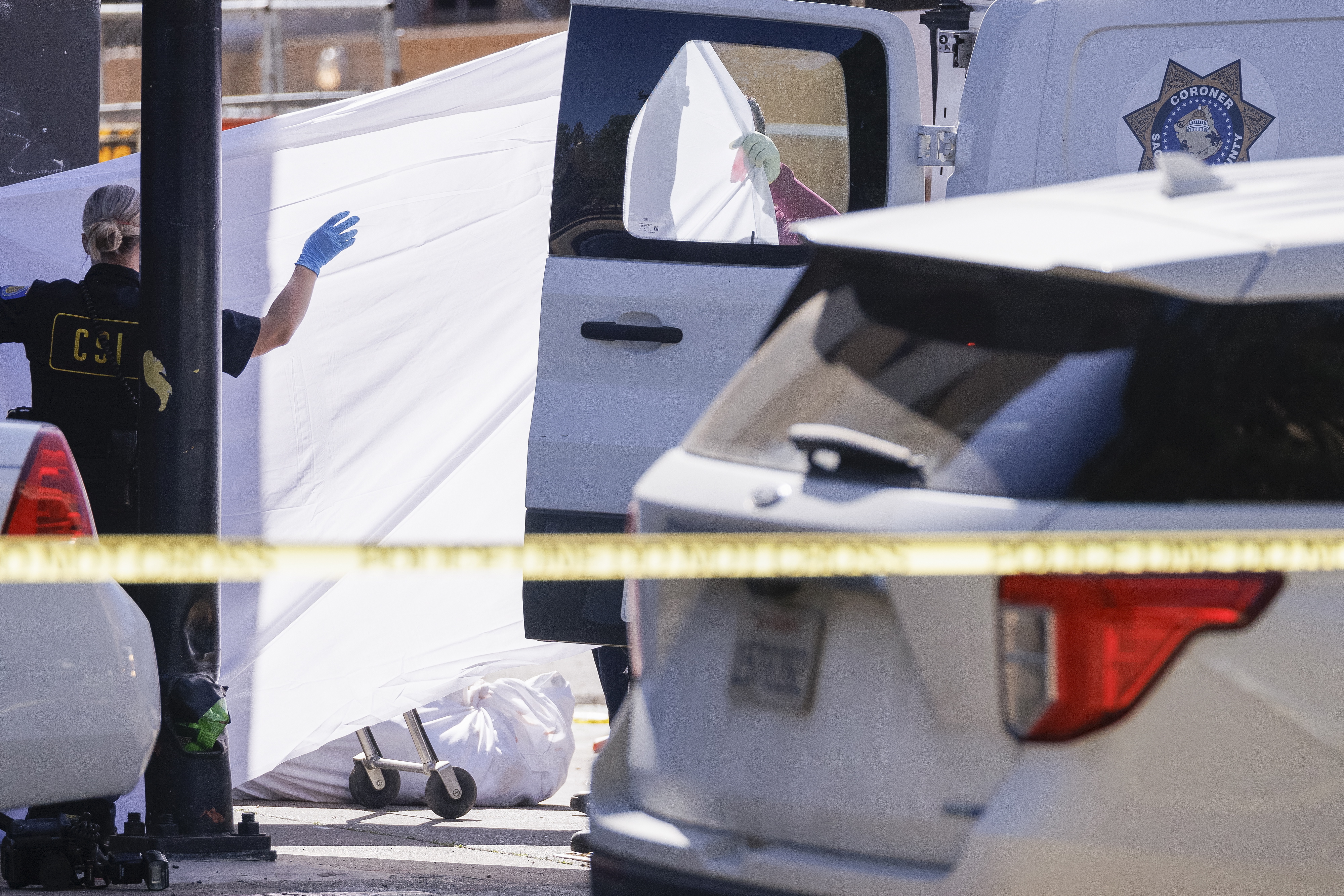 Sacramento (United States), 03/04/2022.- Members of the Coroners Office prepares to move one of the victims from the scene after a mass shooting in downtown Sacramento, California, USA , 03 April 2022. According the Sacramento Police Department, at least six people have been killed and more then 10 more injured in a gunfire in the city center on Sunday morning. (Incendio, Estados Unidos) EFE/EPA/PETER DASILVA
